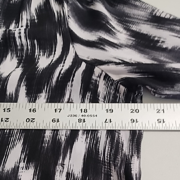 Black and White Relaxed Graphic Tunic Blouse Lightweight 3/4 Sleeve V-neck - Picture 7 of 14